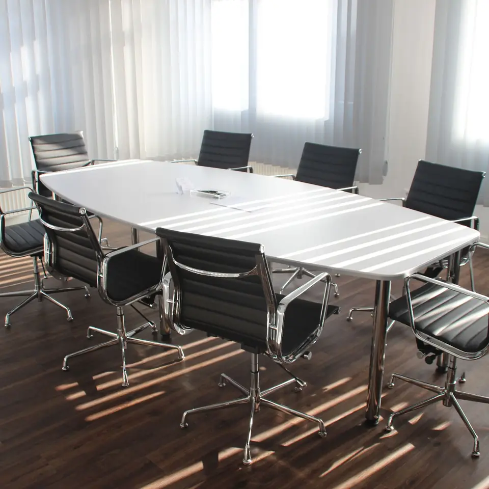 Ruang rapat dengan vertical blinds yang memecah cahaya