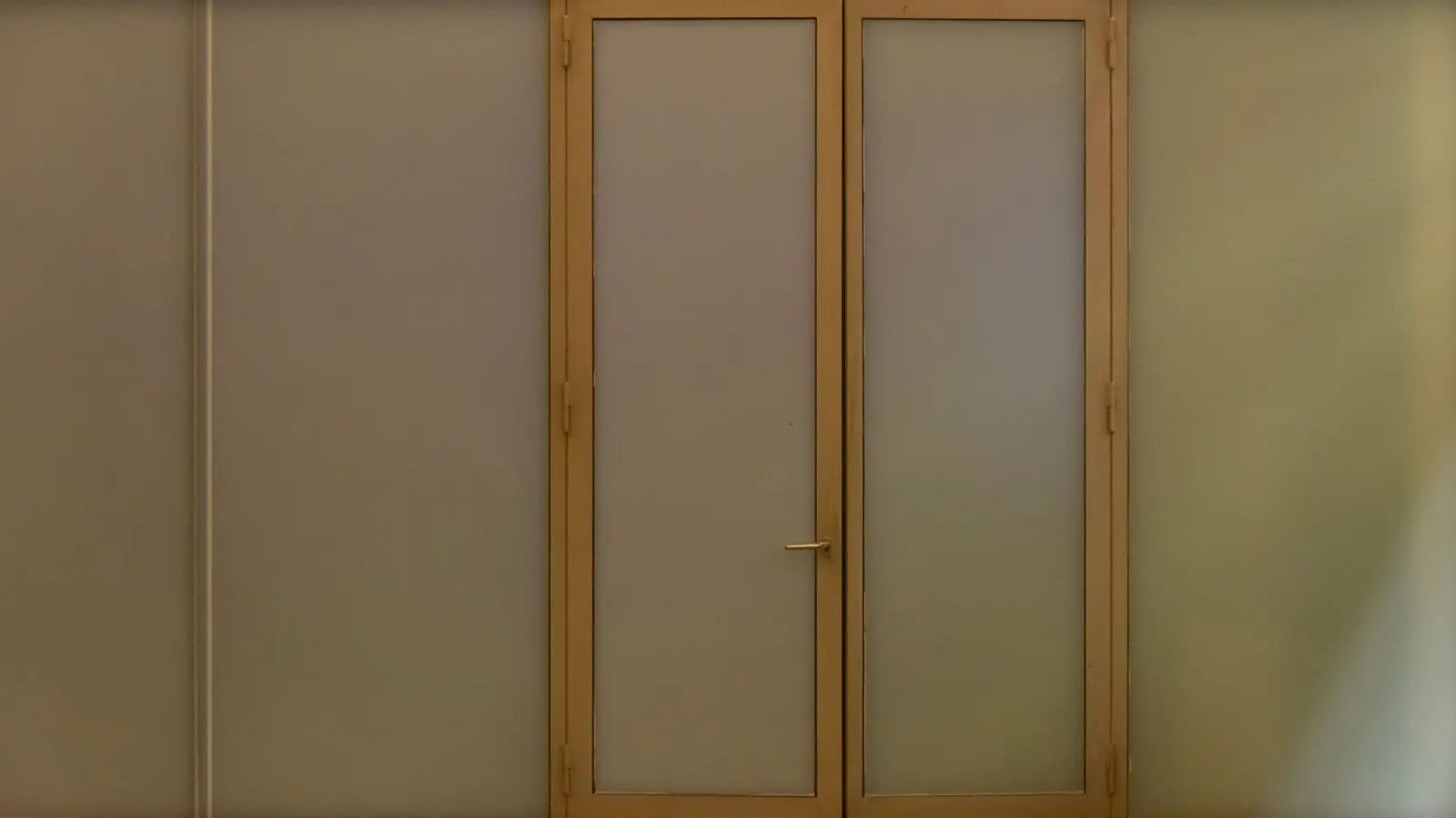 Pintu dengan panel kaca buram yang memberi privasi