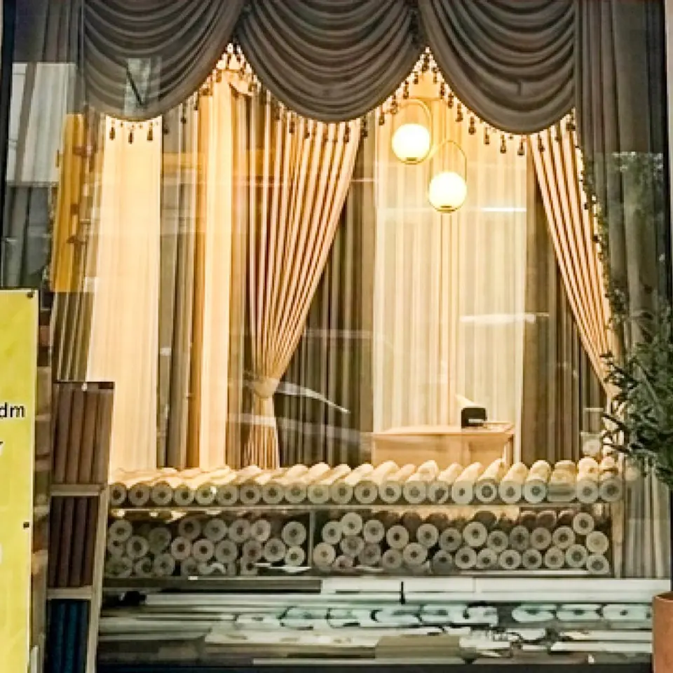Contoh gordyn dan valance di etalase showroom Evita Interior