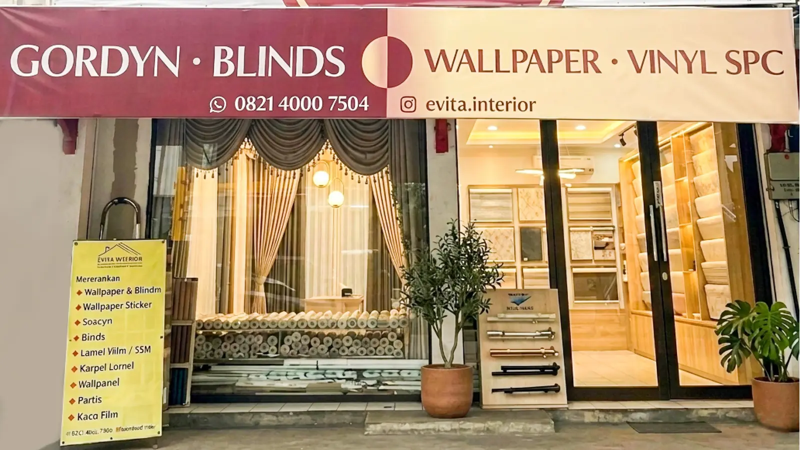 Tampak depan showroom Evita Interior di Jl. Pegambiran, Rawamangun, dengan papan nama gordyn, blinds, wallpaper, dan vinyl SPC