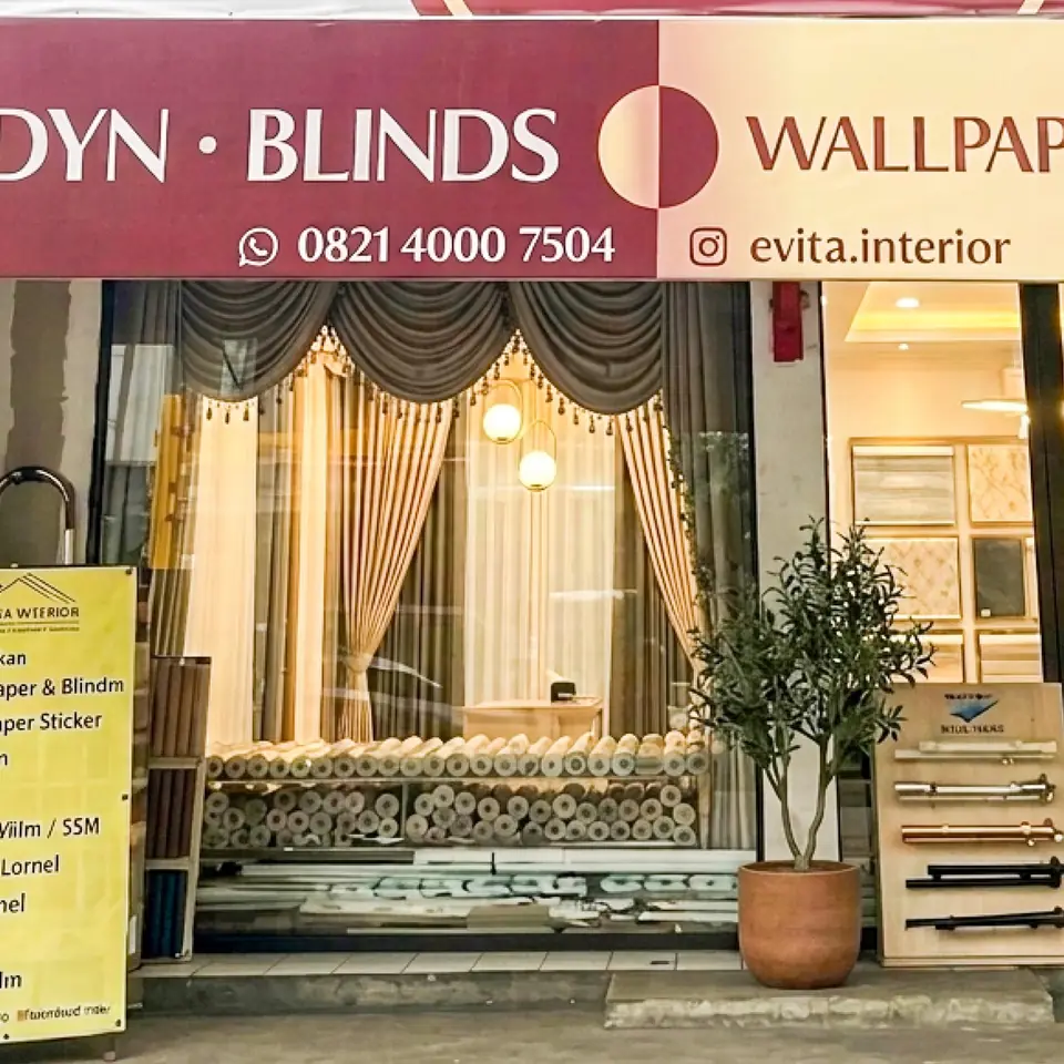 Etalase depan showroom Evita Interior dengan contoh gordyn di balik kaca