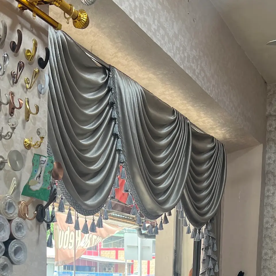 Contoh valance gordyn berumbai dan pilihan pengait gordyn di showroom Evita Interior