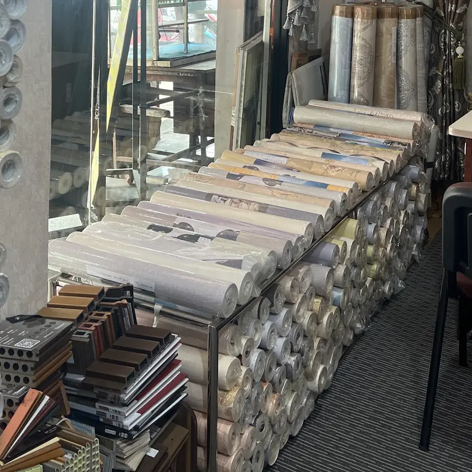 Tumpukan gulungan wallpaper di meja showroom Evita Interior