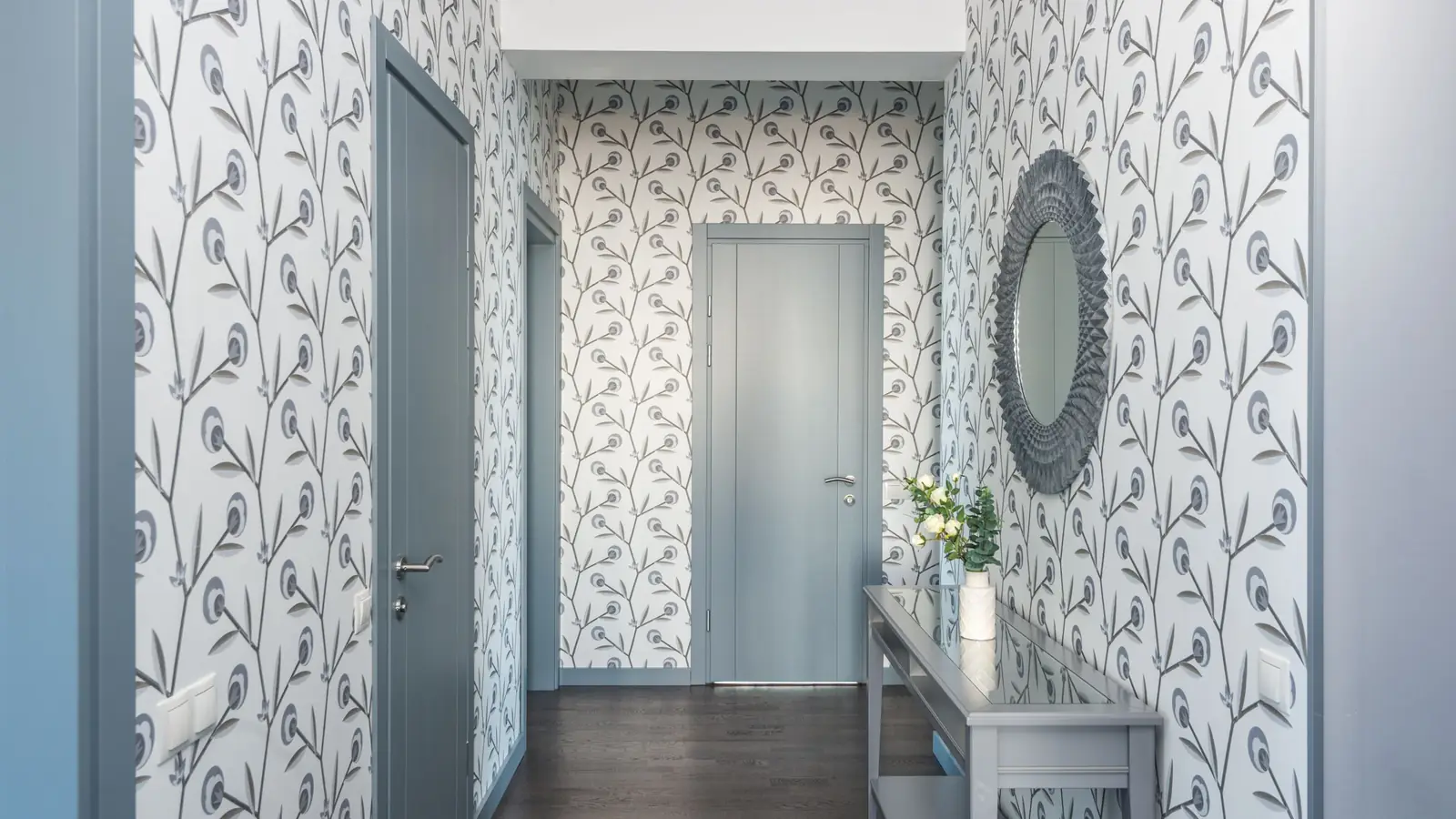 Lorong rumah dengan wallpaper motif daun